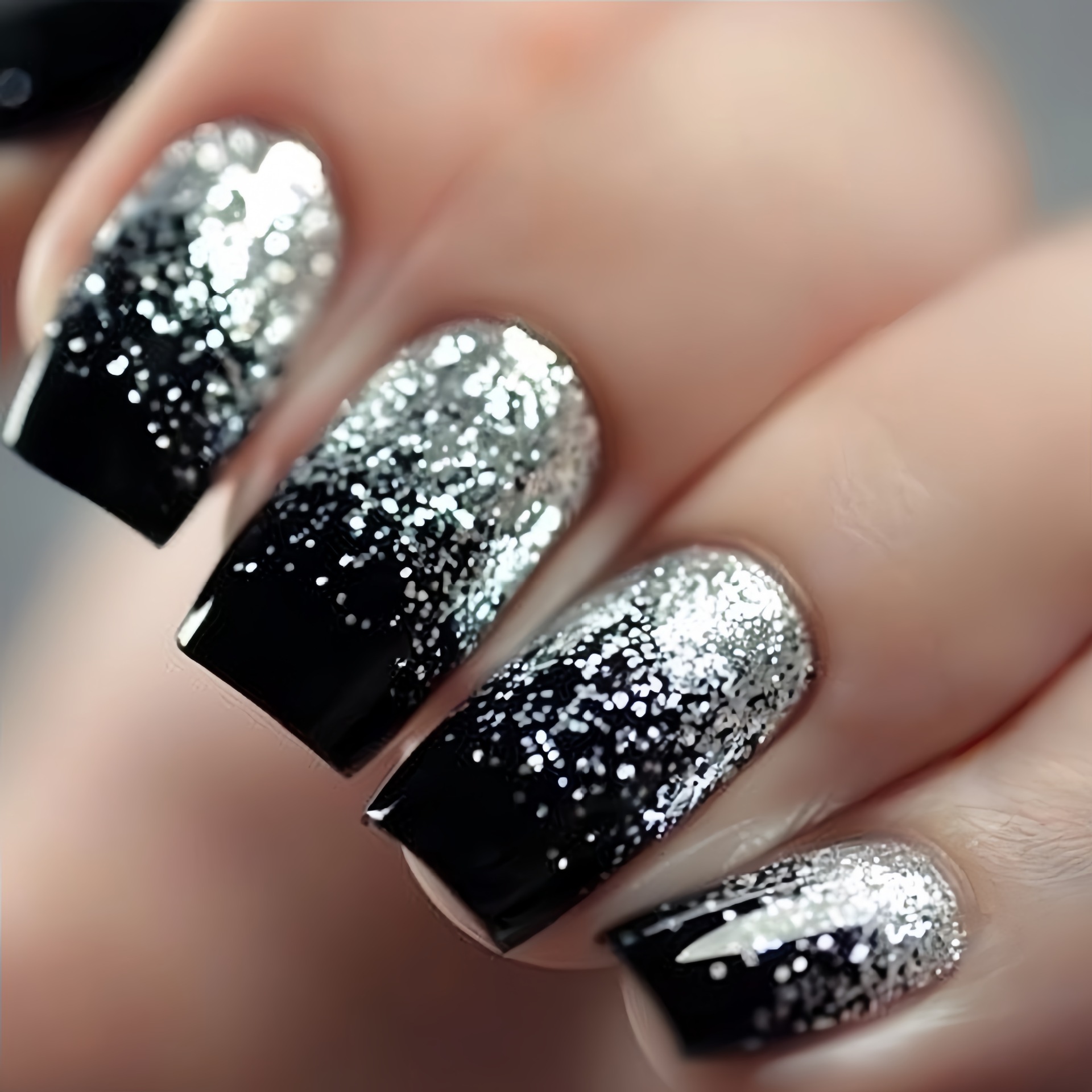 Nail Art Press On - 短いミディアムサイズの付け爪 グラデーションブラウンレッドブラックシルバー スパークリンググリッターデザイン フレンチスクエアネイルチップ プレスオンつけ爪セット